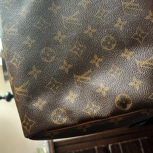 Speedy Bag - Authentic Louis Vuitton Medium Speedy Handbag. - Picture 13 of 16